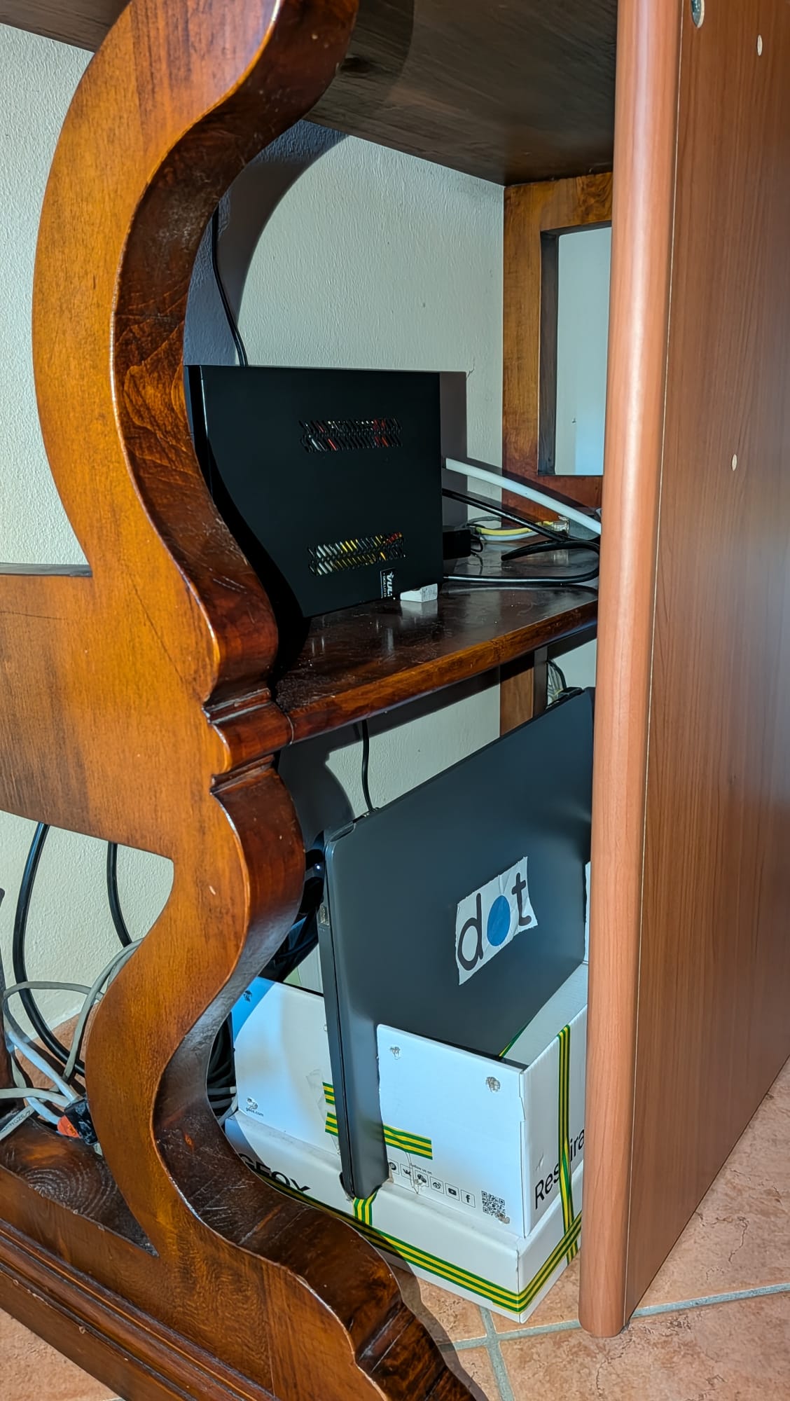 A detailed look at our dedicated computing unit: an optimized system powered by Intel® hardware and protected by an Uninterruptible Power Supply (UPS) to ensure maximum uptime. The vertical positioning promotes natural heat dissipation, maintaining the node's energy efficiency.